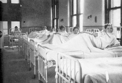 Children being treated for Scoliosis during the early days of HSS