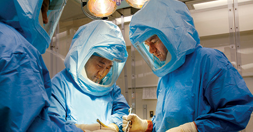 HSS surgeons peform a joint replacement.
