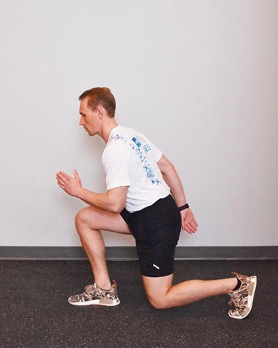 man demonstrating alternating reverse lunges