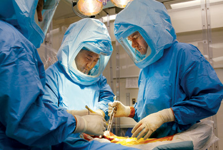 Image - HSS surgeons in the operating room