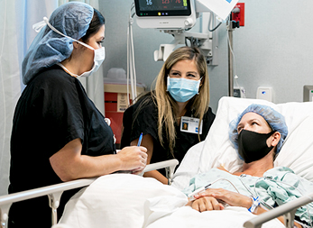 HSS Florida patient information: Nurses speaking with a surgical patient.